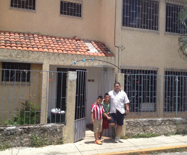 La familia e infancia de Carlos Vela