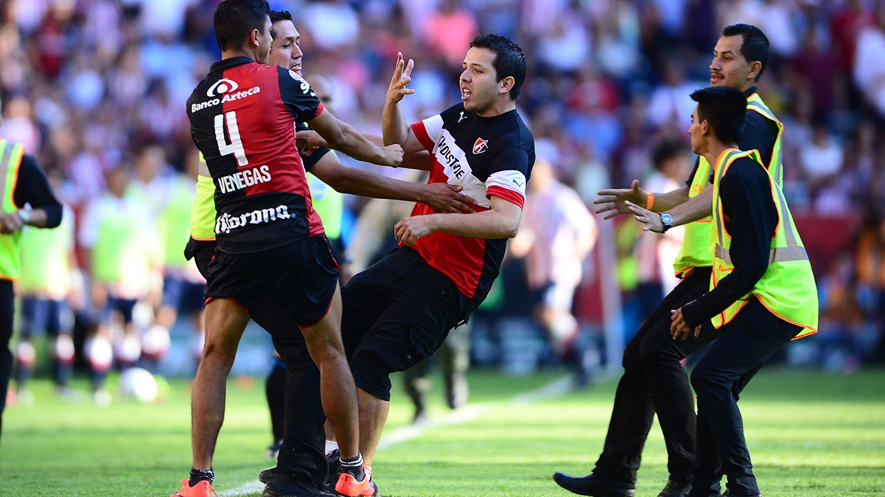 Aficionados de Atlas invaden cancha del Jalisco