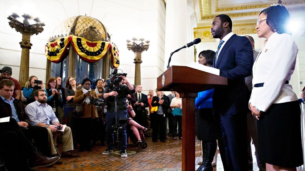 Vick speaks for pet safety bill at state capitol