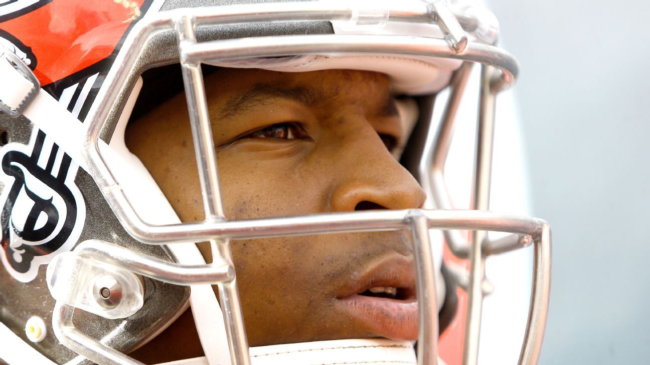Bucs' Jameis Winston, Donovan Smith get royal WWE treatment