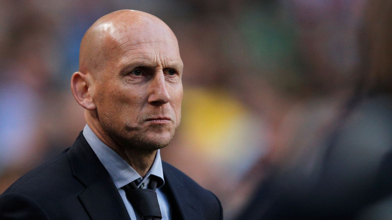 Stam: Promotion would rival United Treble