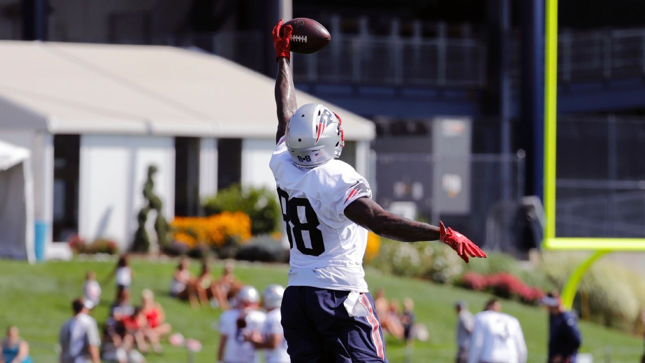 Patriots TE Martellus Bennett makes early impression on and off the field