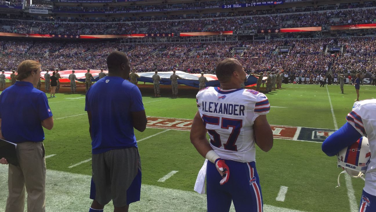 NFL sacks leader Alexander injured vs. Patriots