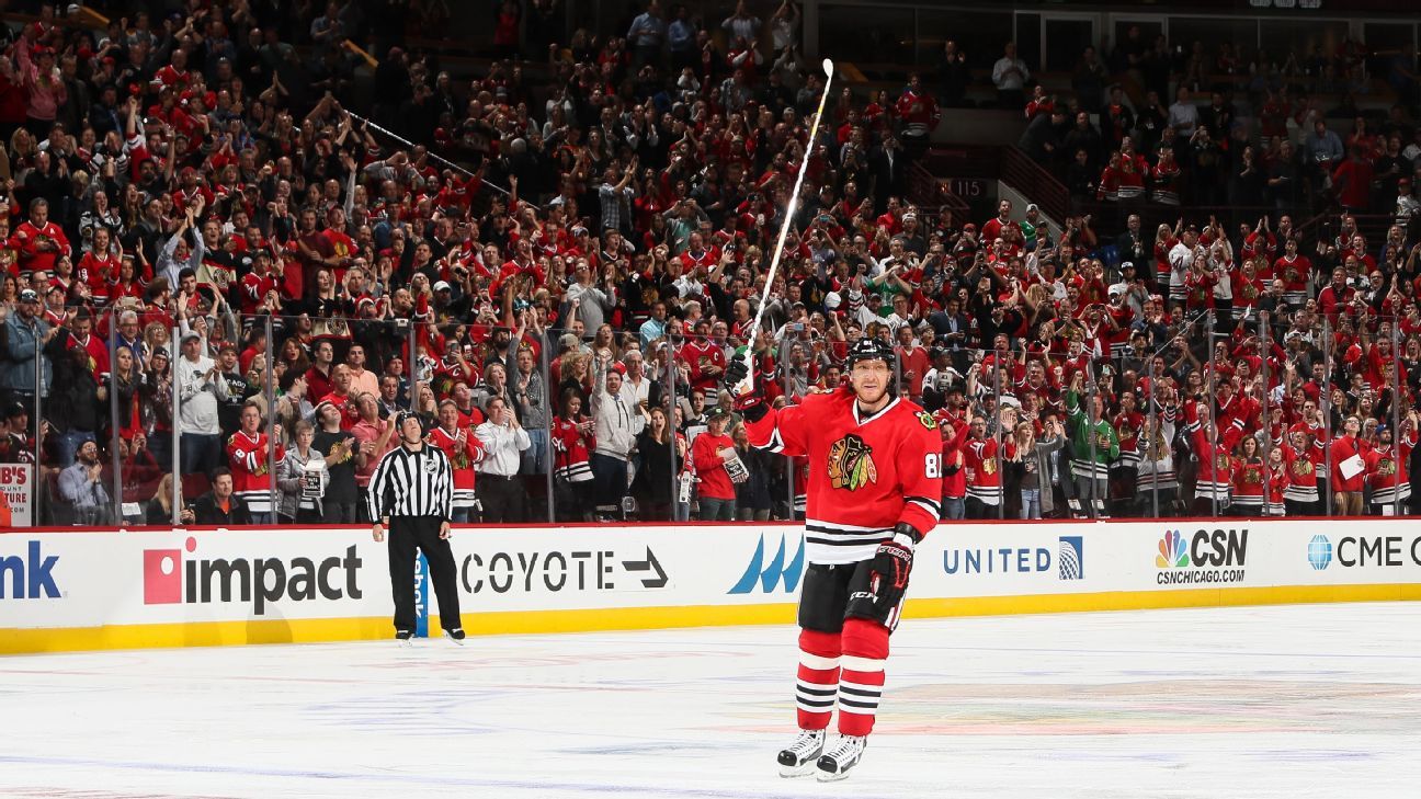 Marian Hossa of Chicago Blackhawks scores 500th career goal