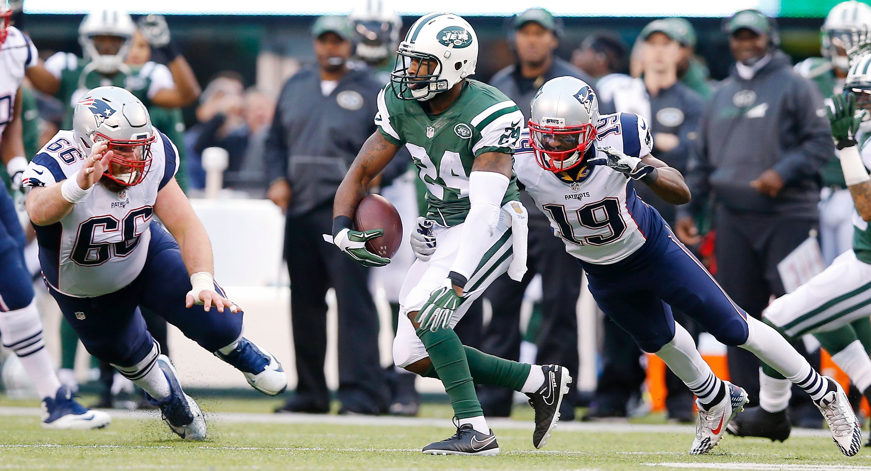 Revis has surgery on wrist, in cast 2-3 months