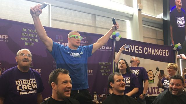 Gronk the barber: Pats TE gets buzz cut, takes clippers to others for charity