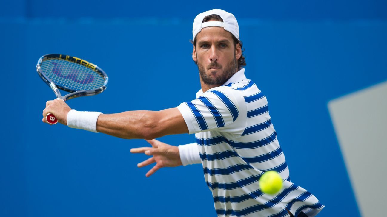 Lopez recovers to beat Cilic to Queen's title