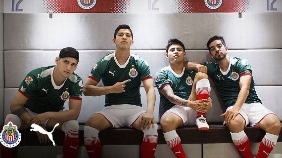 Chivas presenta uniforme conmemorativo tricolor