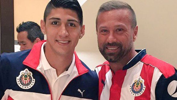 Nacho Vázquez questions Chivas fan about tattoo he will get.