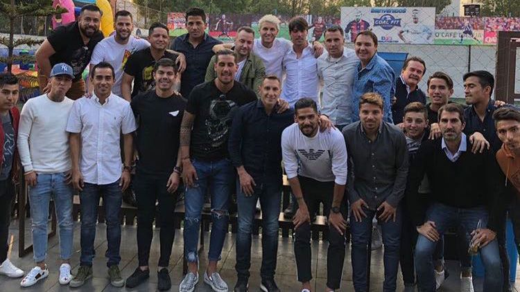 Chaco' Giménez festeja cumpleaños con jugadores de Cruz Azul