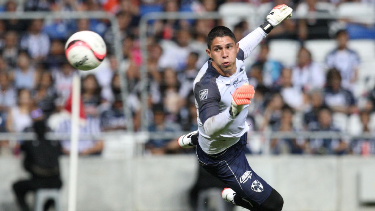 Hugo González ríe ante la falta de delanteros en América