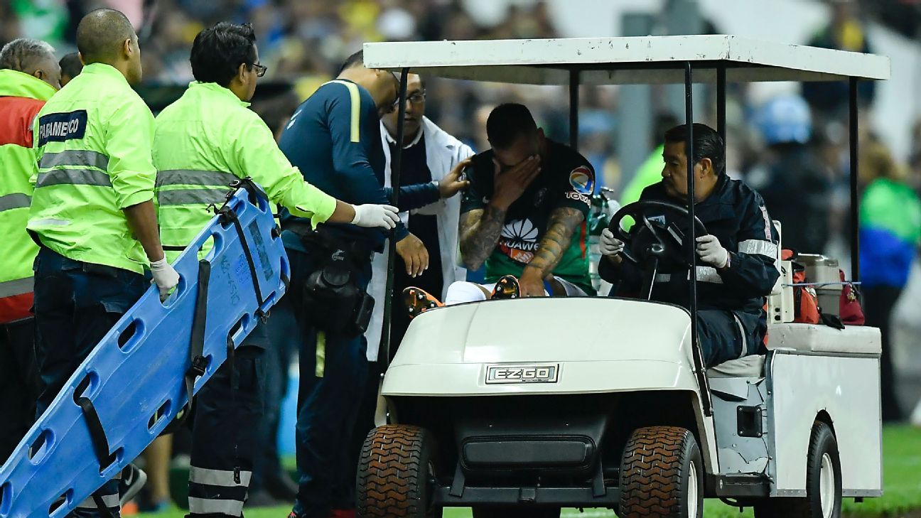 El defensa central del America Emanuel Aguilera salió lesionado frente Santos