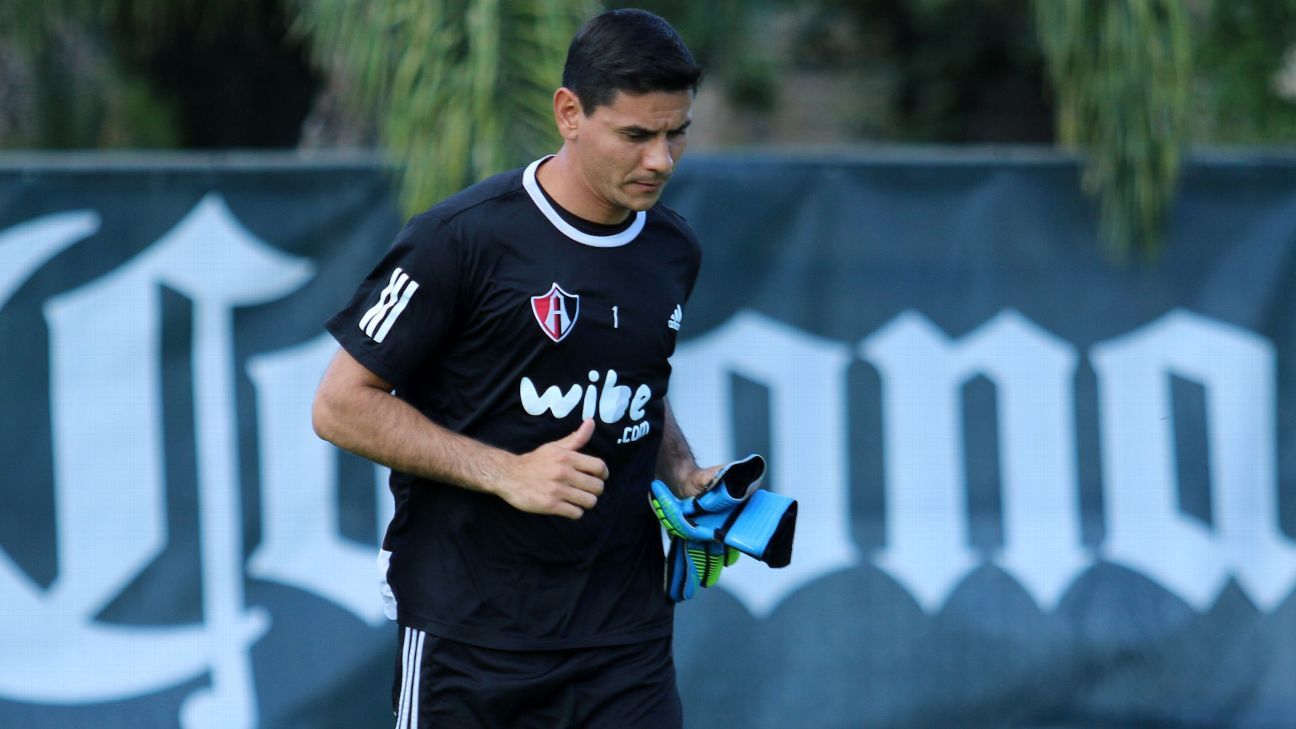 El portero argentino Oscar Ustari anuncia su salida del Atlas