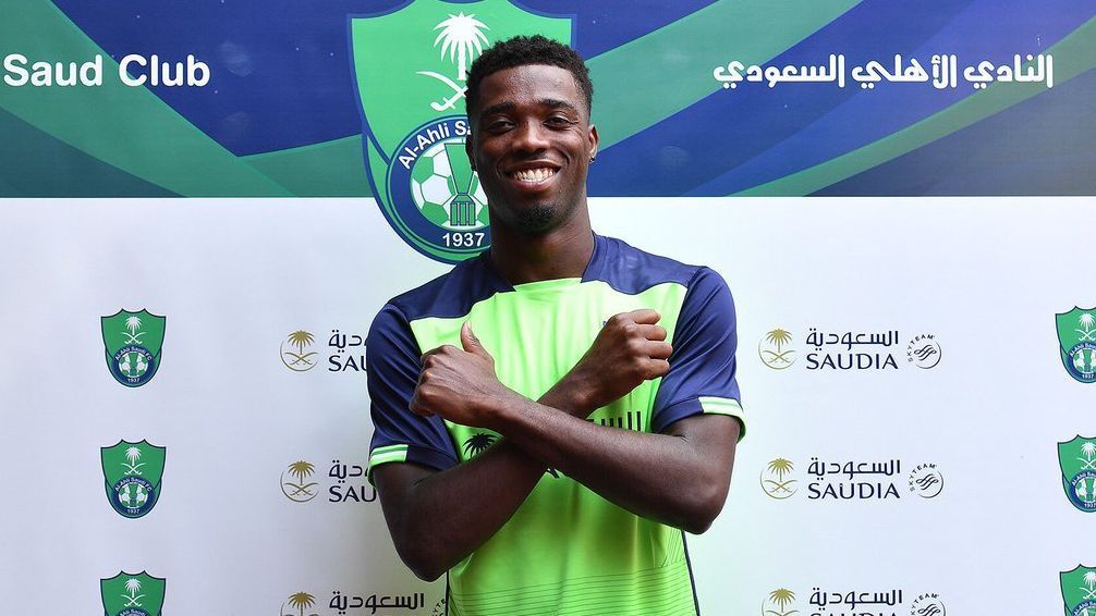 Prensentan a Djaniny en Arabia y los compañeros lo hacen bailar en la práctica