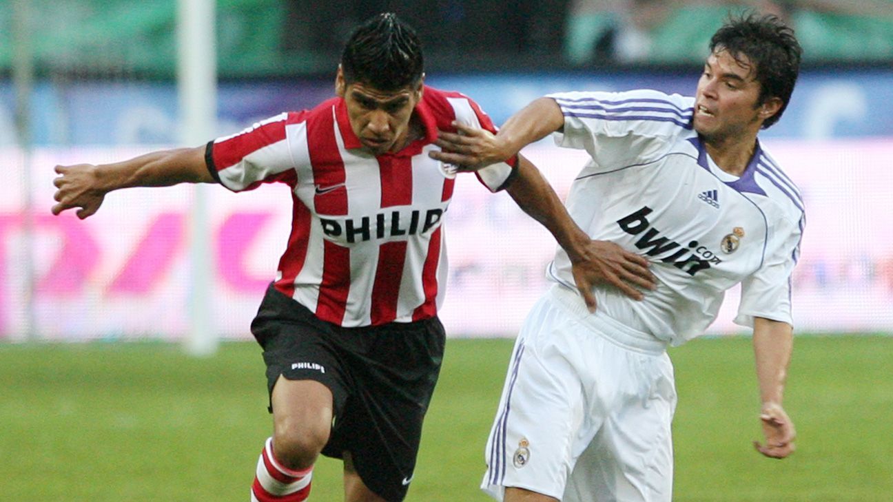 PSV hizo a Carlos Salcido uno de los mejores pagados para evitar su salida al Valencia