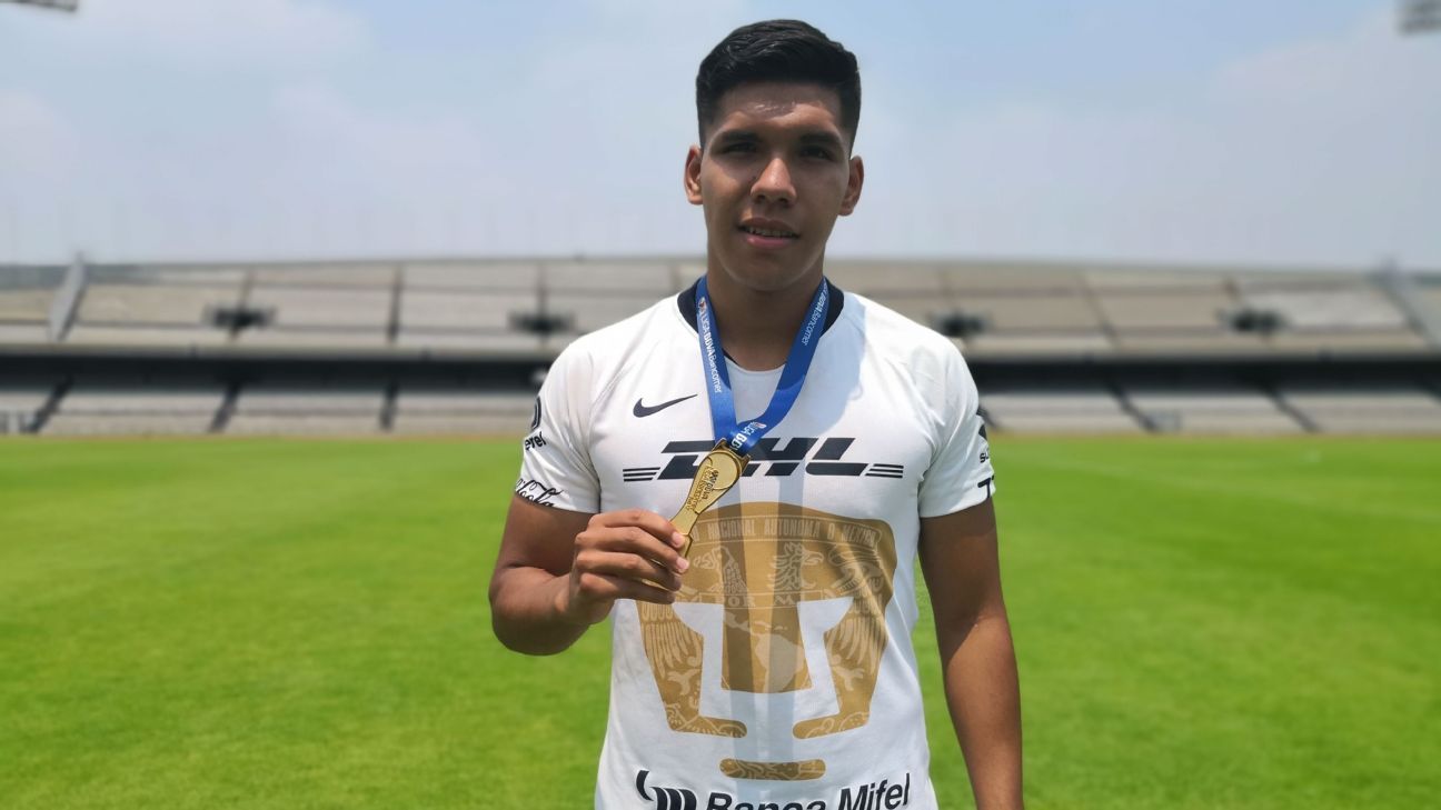 Emanuel Montejano, the heir in Pumas of Hugo Sanchez's bicycle kicks.