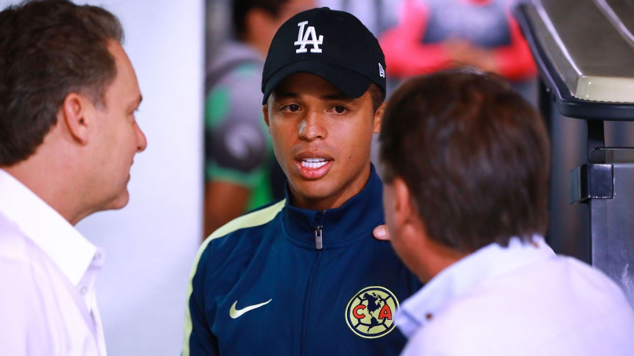 Giovani Dos Santos, present at the Azteca for the Clásico Joven.