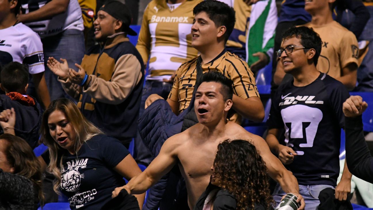 Bronca entre aficionados de Pumas en el Estadio Cuauhtémoc