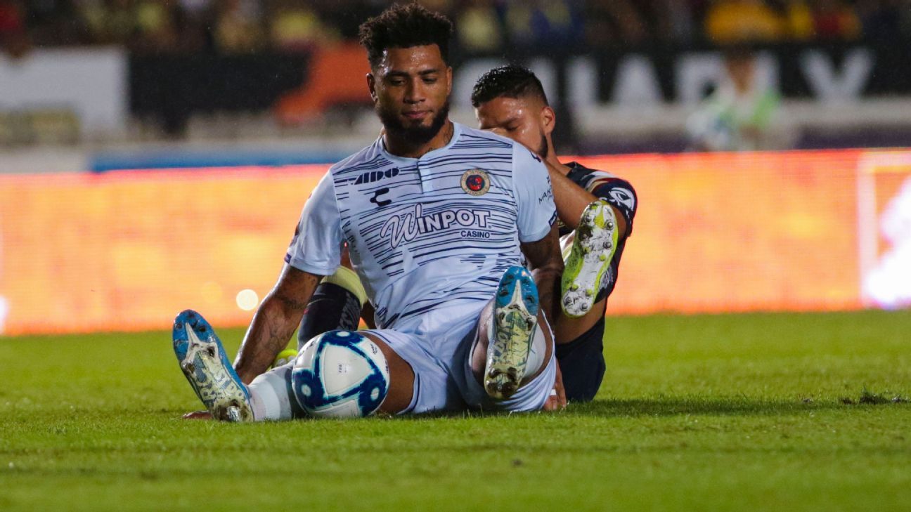 Kazim Richards dio de comer a juveniles afectados por adeudos en Veracruz