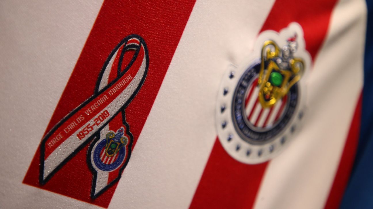 Chivas porta un moño rojiblanco en honor a Jorge Vergara