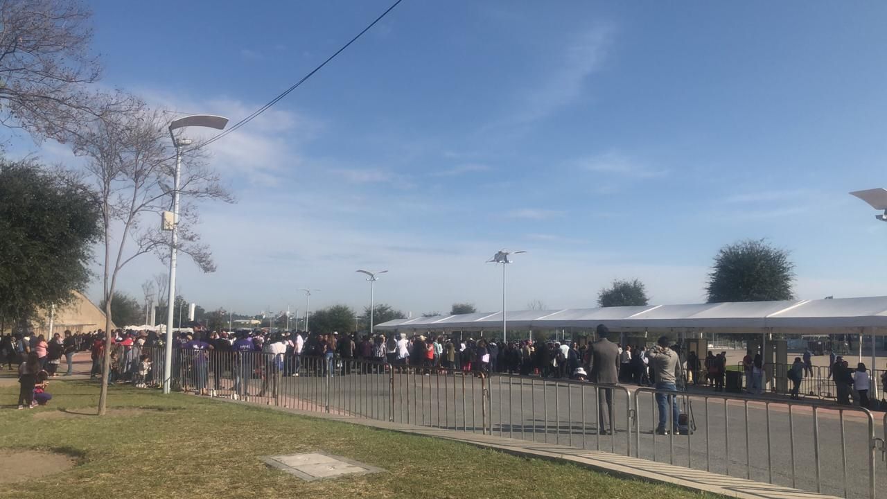 Cientos se dan cita en el Akron para despedir a Jorge Vergara