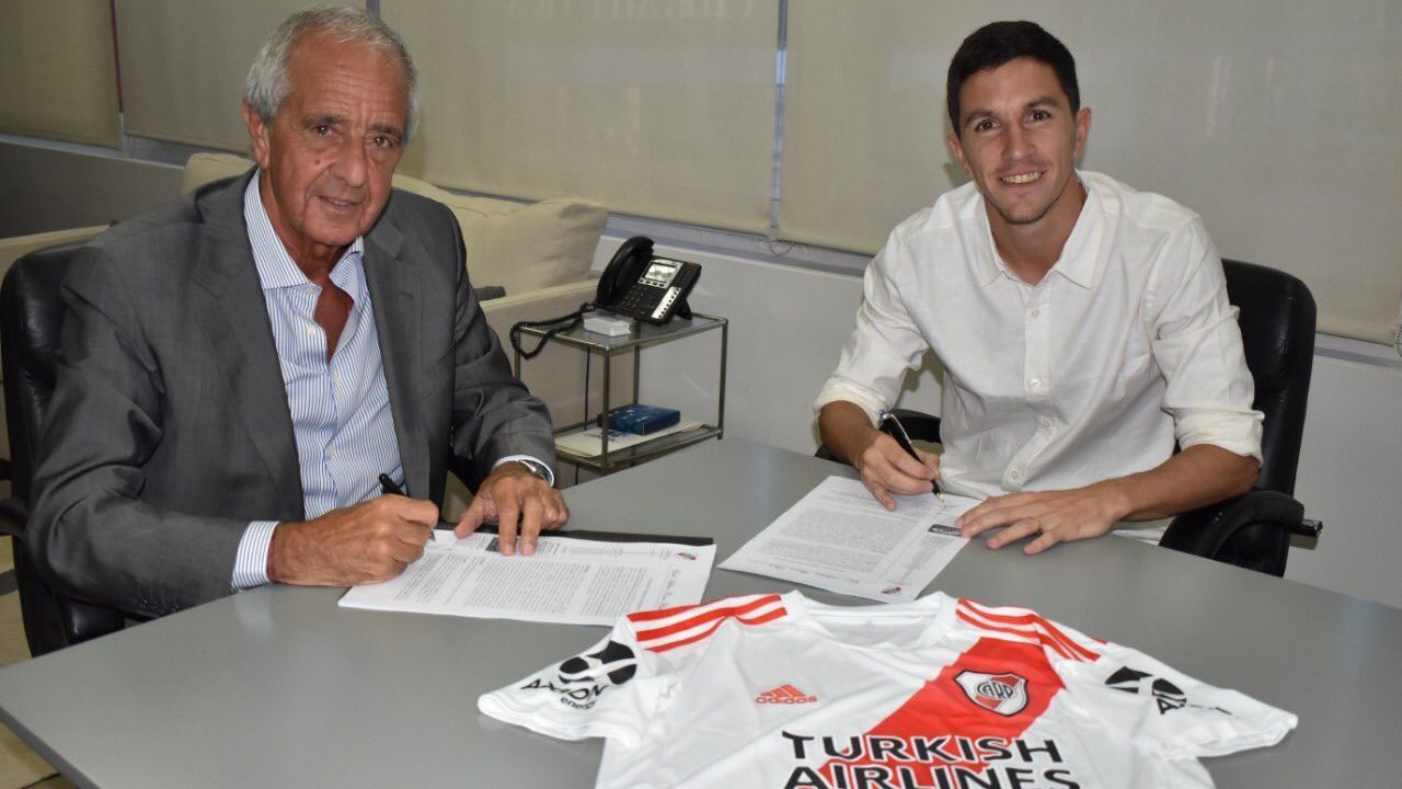 Nacho Fernández renovó con River hasta 2023