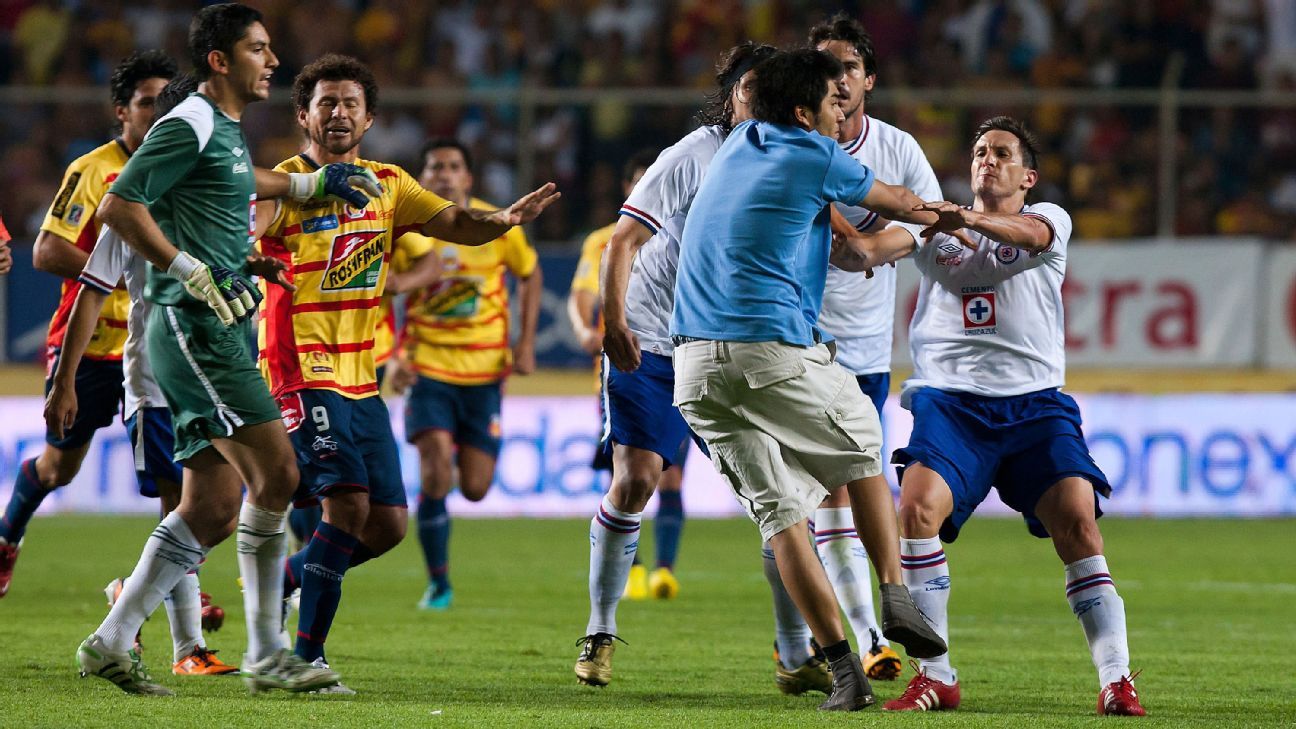 Miguel Ponce y otras cinco agresiones contra aficionados en el futbol mexicano