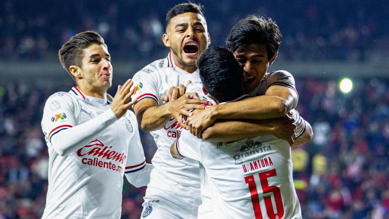 Jugadores de Chivas celebran efusivamente el gol con Uriel Antuna