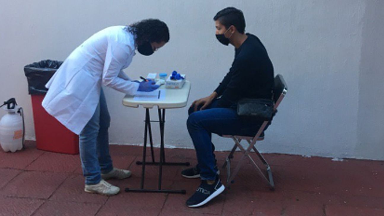 Presenta Ángel Zaldívar prueba del coronavirus con Chivas
