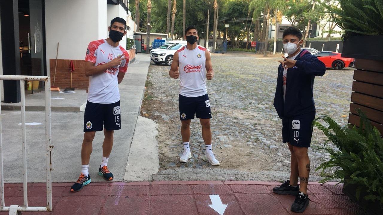 Jugadores de Chivas presentan exámenes médicos; entrenarán en grupos de siete