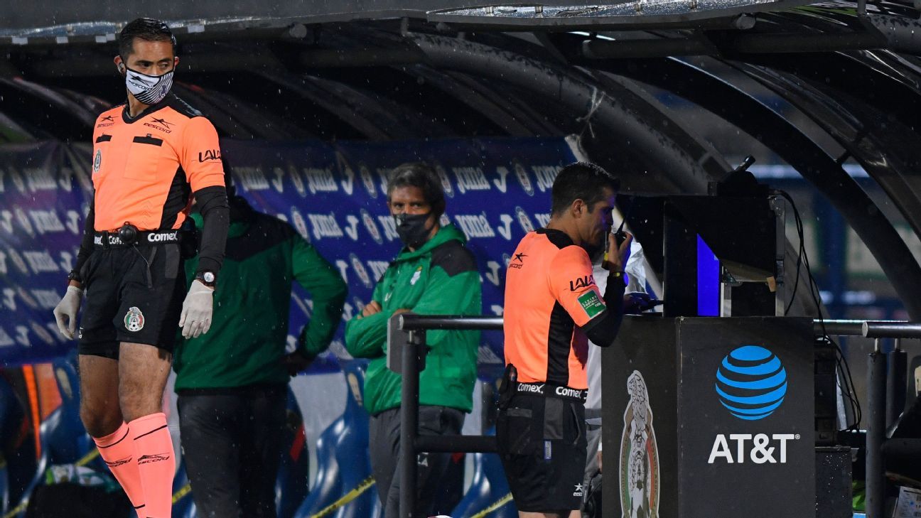 Después de cinco minutos por fallas en el VAR, expulsan a Hugo Rodríguez de Santos