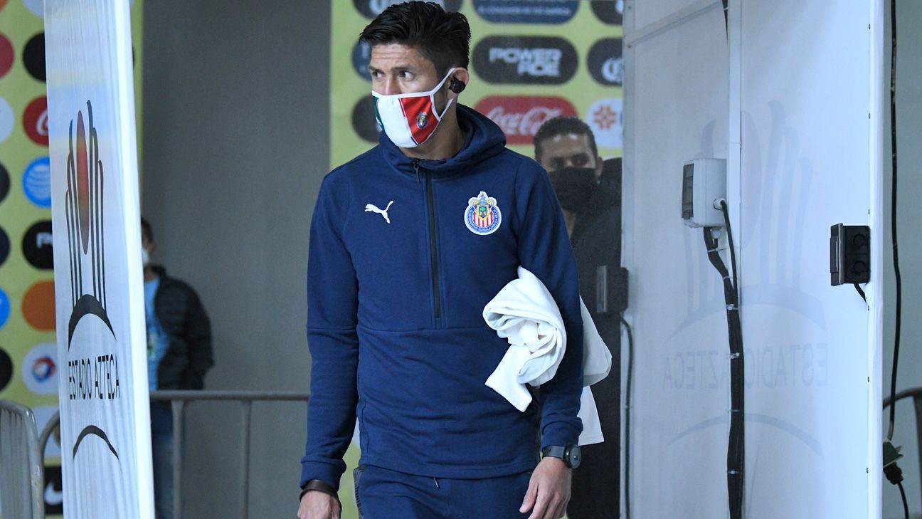 Referentes de Chivas tuvieron una charla con Oribe Peralta tras el Clásico Nacional
