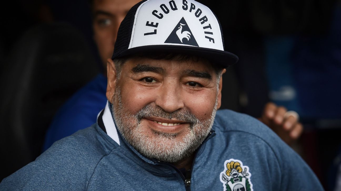 Diego Maradona recibió el alta y dejó la clínica donde estaba internado