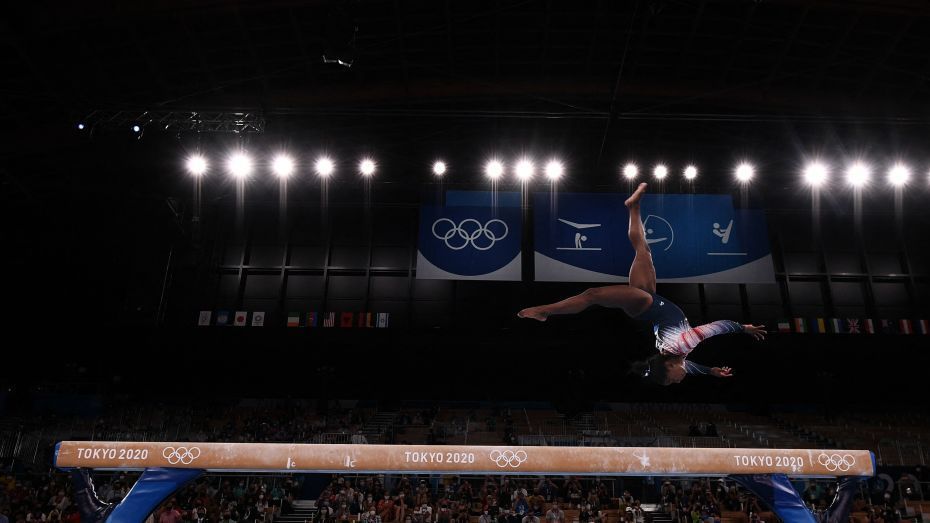 bronce-simone-biles-viga-equilibrio