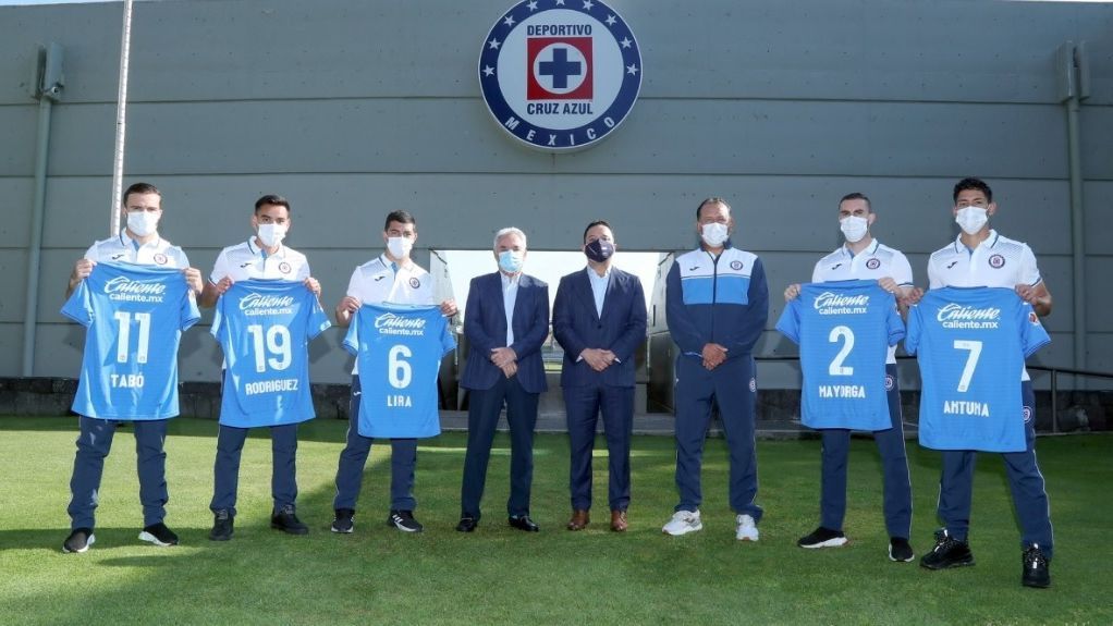 Cruz Azul invierte en ocho refuerzos el mismo dinero que pagó por Orbelín Pineda