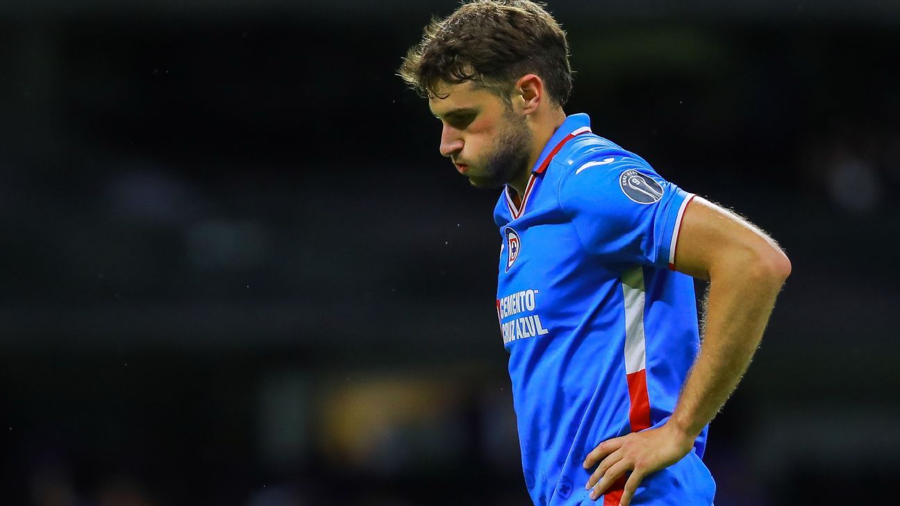 Santi Giménez dejó concentración de Cruz Azul para ultimar detalles con Feyenoord