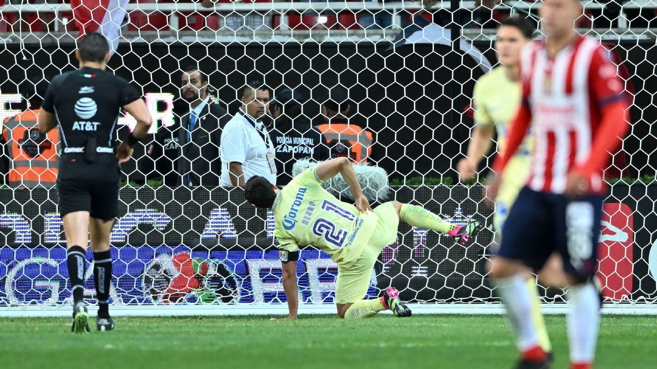 Henry Martín revive polémico festejo de 'perrito' de Cuauhtémoc Blanco