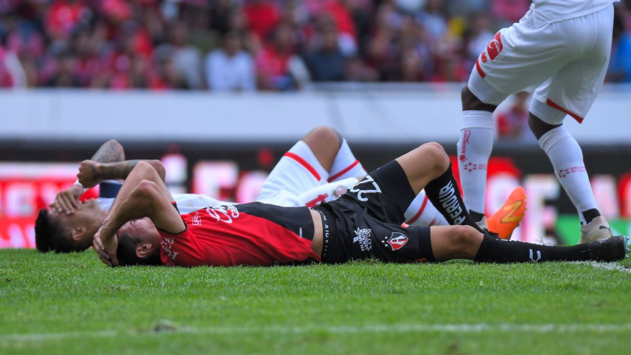 Valber Huerta abandonó el Toluca vs. Atlas luego de fuerte golpe en la cabeza - ESPN