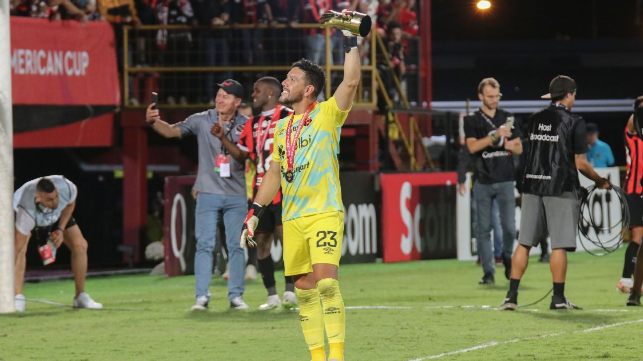 Leo Moreira se dirige a la afición de Alajuelense con miras a conseguir una remontada heroica - ESPN