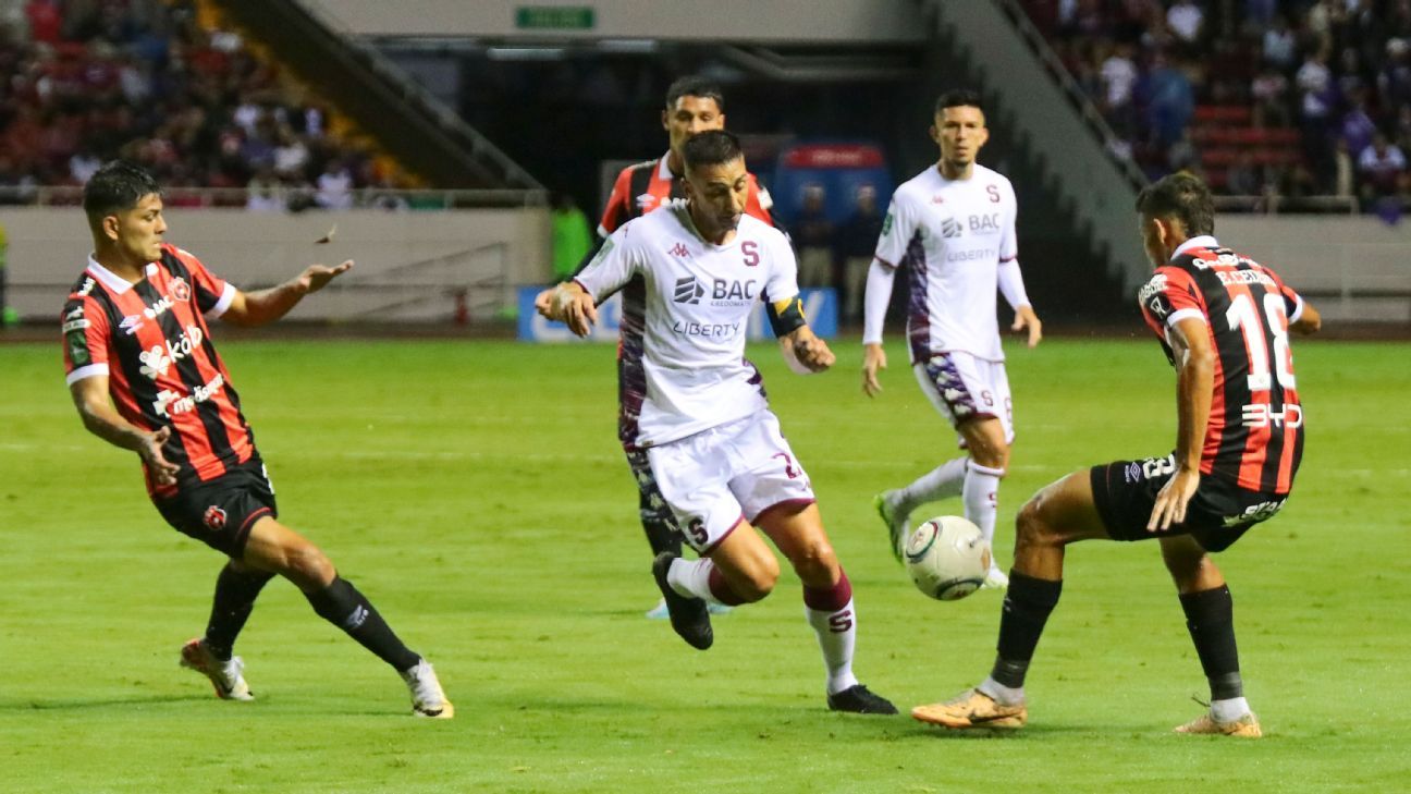 Vladimir Quesada tiene prohibido cánticos ofensivos en contra de la Liga: 