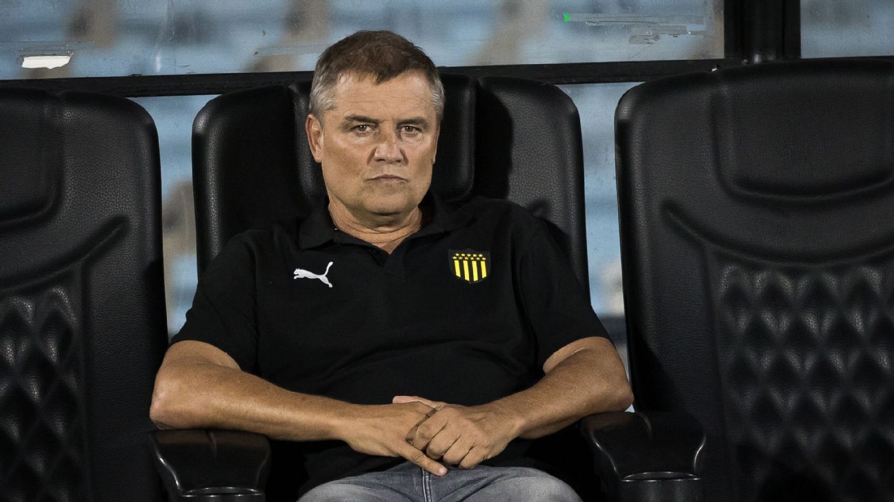 Diego Aguirre dijo que no le sorprendió que no llegue Aké Loba a Peñarol, y dijo que Leonardo Sequeira 