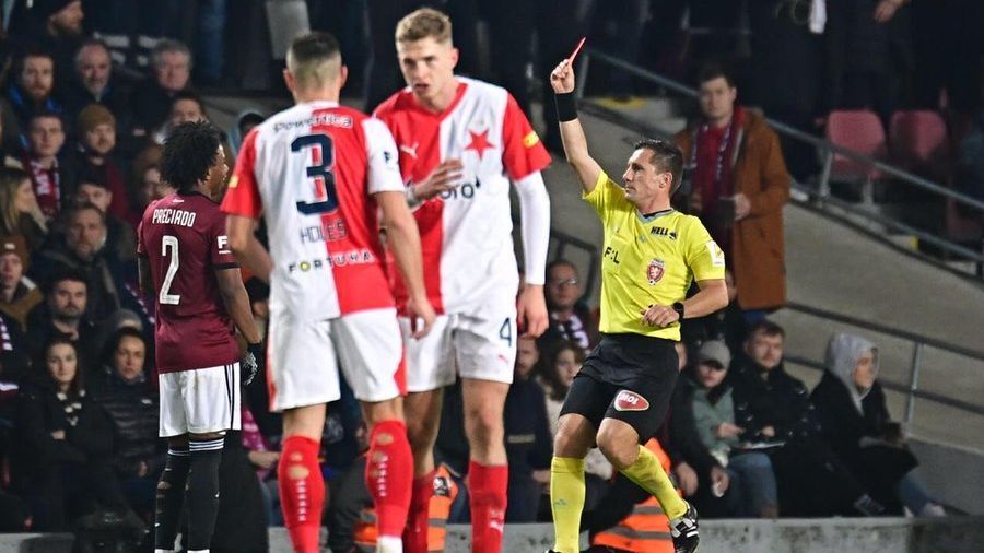 Ángelo Preciado, expulsado en el clásico de Praga entre Sparta y Slavia - ESPN