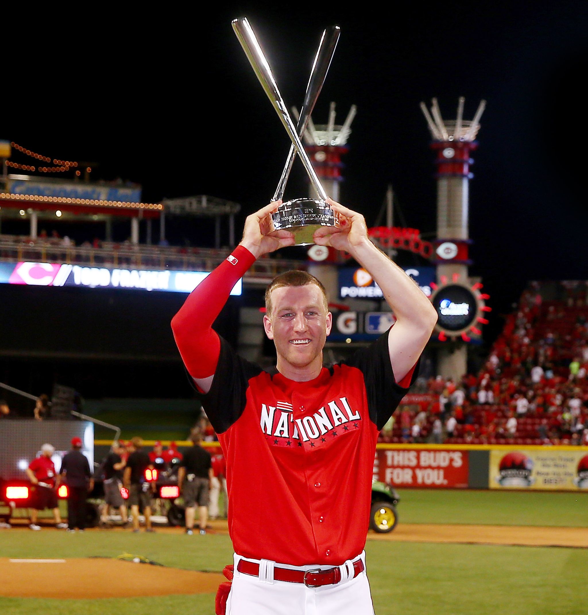 El campe�n con su trofeo