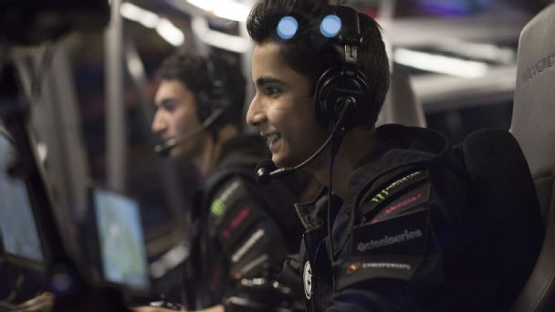 Sumail is all smiles as he gets ready to play against Complexity at the The International.
