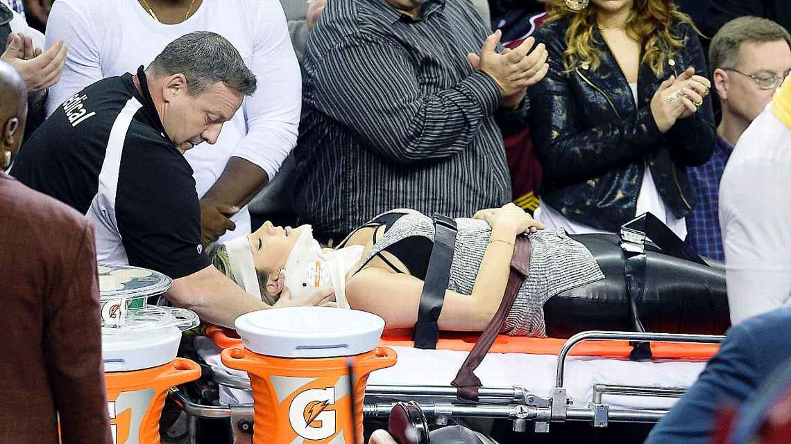 Під час матчу НБА зірковий баскетболіст "розчавив" дружину відомого гольфіста - фото 1