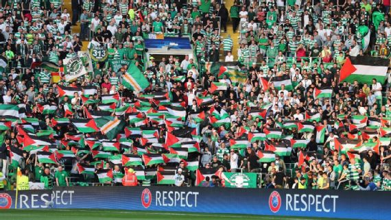 Fans klub Skotlandia, Celtic membentangkan bendera Palestina saat laga kualifikasi Liga Champions melawan klub Liga Israel, Hapoel Be'er Sheva pada 2016 silam. 