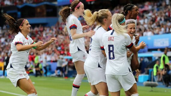 Las jugadoras estadounidenses celebran uno de los dos goles de Megan Rapinoe contra Francia en la Copa Mundial Femenina. Imágenes de Elsa / Getty