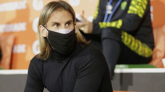 Adversário do Verdão, técnico do Defensa y Justicia se emociona após surto de Covid: 