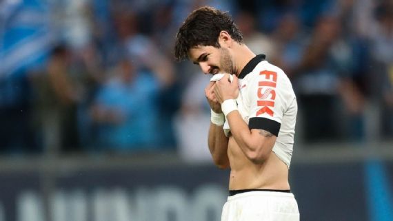 Ex-Corinthians lembra 'pedido' de Pato que chocou elenco após pênalti perdido contra o Grêmio
