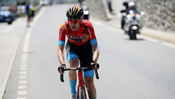 26 岁的自行车手吉诺·马德 (Gino Mäder) 坠入峡谷